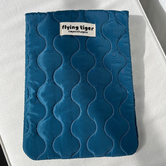 Flying Tiger padded tablet sleeve, 13 x 10 in, BNWT. In blue. - Picture 1 of 12